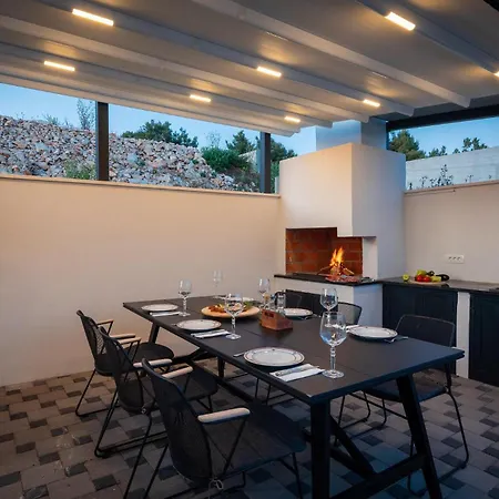 Stunning Home In Okrug Gornji