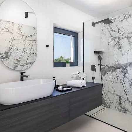 Stunning Home In Okrug Gornji Casa vacanze *