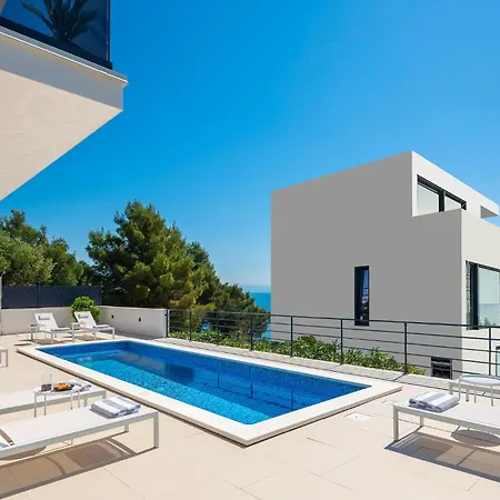 Stunning Home In Okrug Gornji *