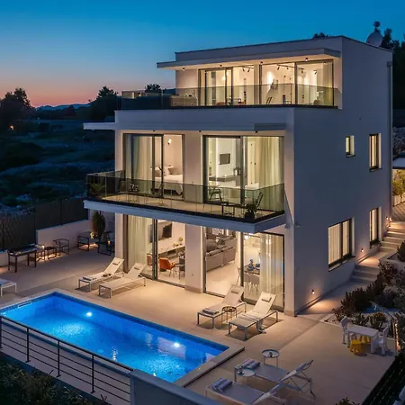 Stunning Home In Okrug Gornji Casa vacanze *