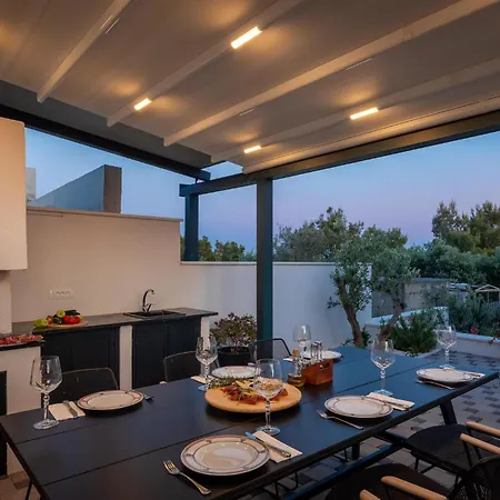 Casa vacanze Stunning Home In Okrug Gornji *