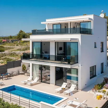Stunning Home In Okrug Gornji Traù